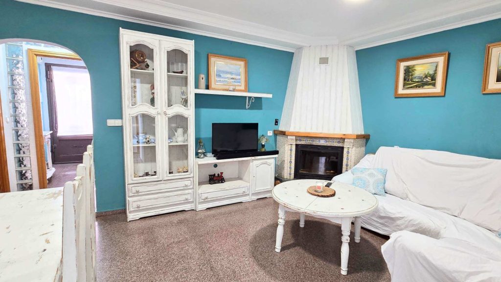 salón comedor con pared azul, suelo de granito, sofas mesas, sillas, entre otros