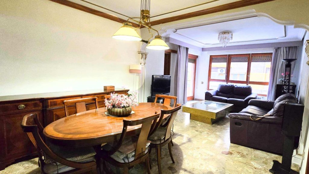 salón de estilo antiguo, con dos sofás, mesa, mueble de televisor, entre otros